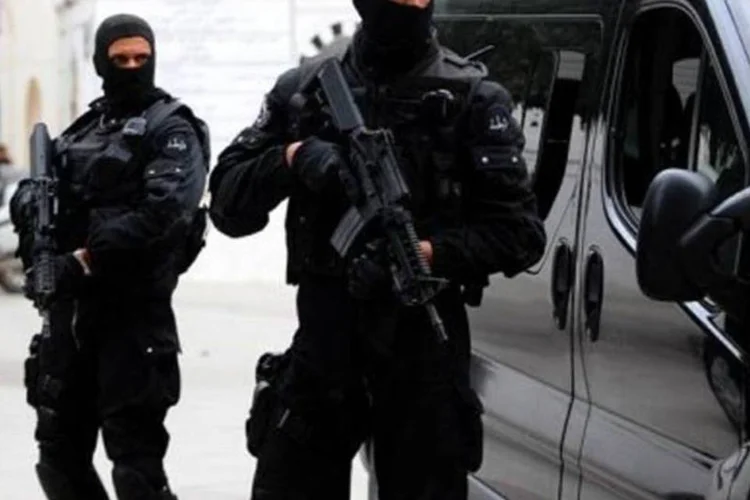 Polícia tunisiana faz guarda em frente ao palácio do governo na capital, Túnis (Fethi Belaid/AFP)