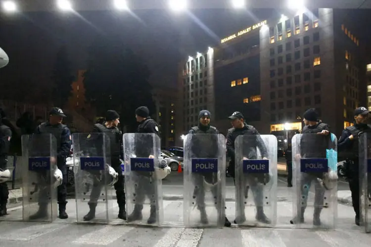 
	Pol&iacute;cia turca em frente ao Pal&aacute;cio da Justi&ccedil;a em Istambul: a pol&iacute;cia usou g&aacute;s lacrimog&ecirc;neo para dissipar manifestantes em Okmeydani
 (REUTERS/Osman Orsal)