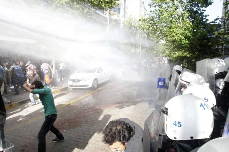 
	Pol&iacute;cia usa canh&otilde;es d&#39;&aacute;gua contra manifestantes na Turquia
 (Osman OrsalReuters)
