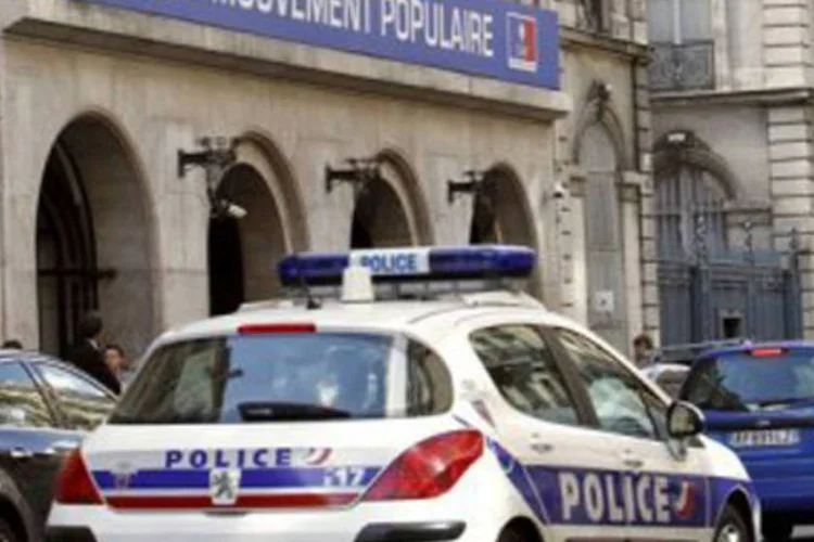 Polícia francesa chega à sede da União por um Movimento Popular, partido do presidente, Nicolas Sarkozy (Patrick Kovarik/AFP)