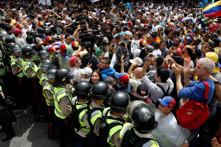 
	Venezuela: milhares de manifestantes se dirigiram para o centro de Caracas planejando marchar at&eacute; a sede do conselho eleitoral nacional
 (Carlos Garcia Rawlins / Reuters)