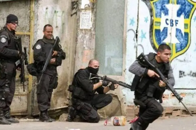 Policiais em ação na Vila Cruzeiro, no Rio de Janeiro  (Antonio Scorza/EXAME.com)