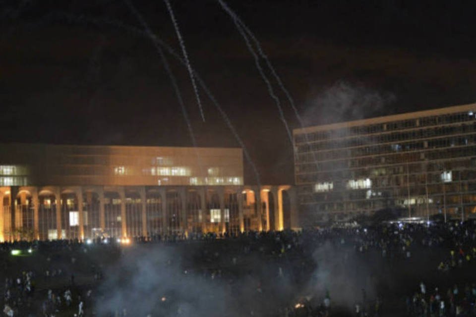 Polícia dispersa manifestantes no gramado do Congresso