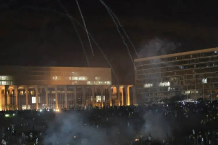 Polícia Militar lança bombas de gás lacrimogêneo para dispersar manifestantes em frente à Esplanada dos Ministérios, em Brasília (Fabio Rodrigues Pozzebom/ABr)