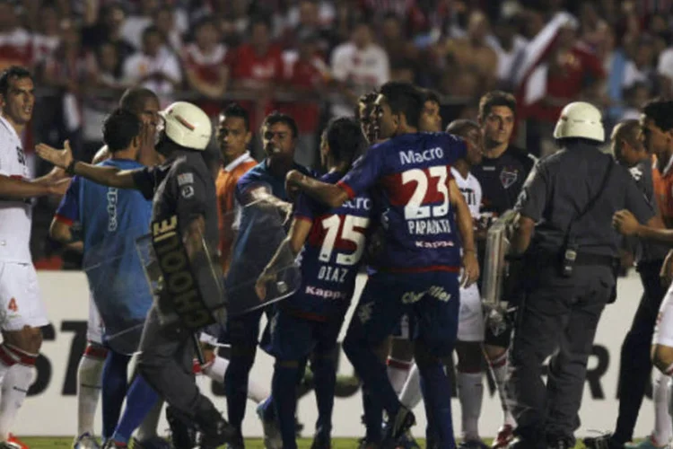 
	Ap&oacute;s a confus&atilde;o, os jogadores do Tigre alegaram falta de seguran&ccedil;a para retomar o jogo, por conta de supostas agress&otilde;es de seguran&ccedil;as e de policiais dentro do vesti&aacute;rio
 (REUTERS / Paulo Whitaker)
