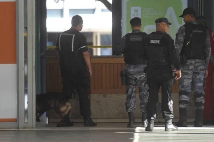 Uma ameaça de bomba levou a evacuação do prédio onde funcionam os ministérios do Meio Ambiente e da Cultura na manhã desta sexta-feira (Antonio Cruz/ABr)