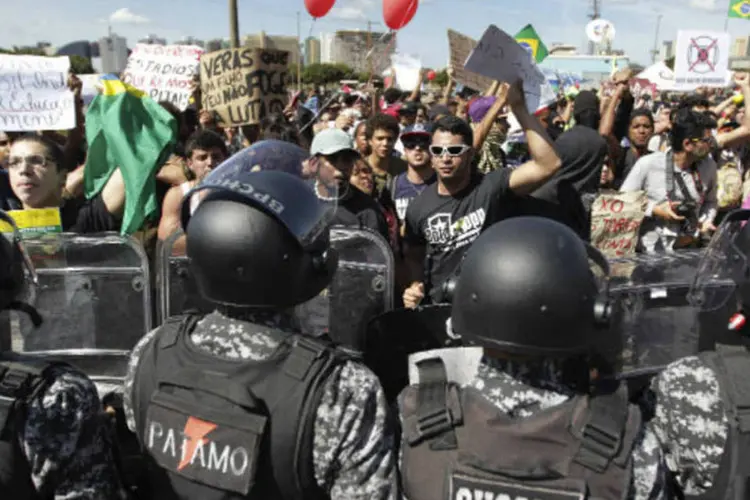 Tropa de Choque da Polícia Militar faz cordão de isolamento contra manifestantes em frente ao Estádiio Nacional Mané Garrincha, em Brasília (REUTERS/Ueslei Marcelino)