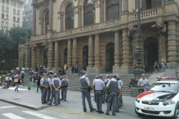 
	Policiais em frente ao Theatro Municipal: este &eacute; o quarto ato desde o dia 6 contra o aumento das tarifas p&uacute;blicas, que passou de R$ 3 para R$3,20 na semana passada.
 (Thomas Dreux/Arquivo Pessoal)