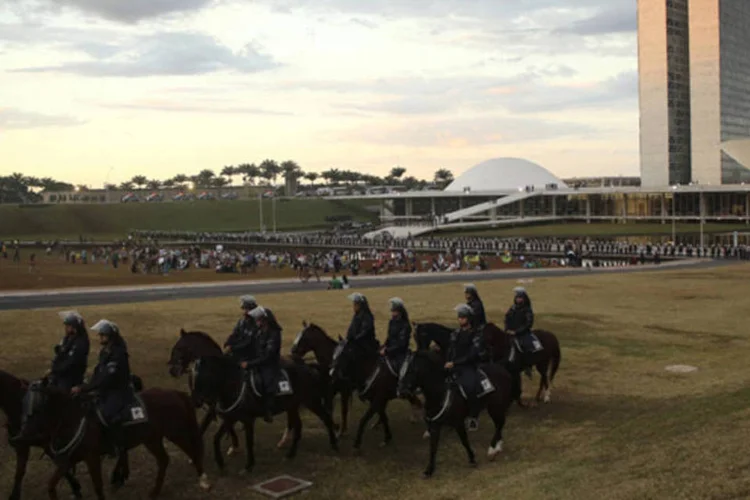 Polícia nos entornos do Congresso, em Brasília: na manhã de hoje (24), quatro dias depois dos ataques, funcionários ainda trabalhavam para colocar o prédio em ordem e restaurar a imagem externa do edifício. (REUTERS/Fabio Rodrigues-Pozzebom)