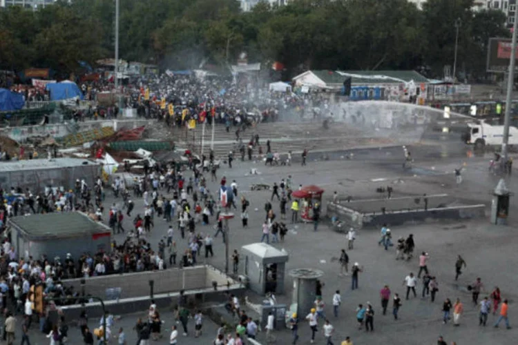 
	Pol&iacute;cia expulsa manifestantes da pra&ccedil;a Taksim com jatos de &aacute;gua, na Turquia
 (REUTERS/Osman Orsal)