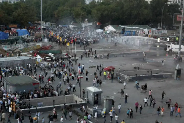 Polícia expulsa manifestantes da praça Taksim com jatos de água, na Turquia (REUTERS/Osman Orsal)