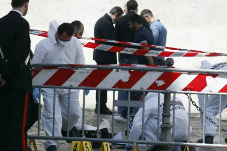 Polícia forense italiana investiga área onde tiros foram disparados atingindo dois policiais e uma mulher, na frente do Palácio de Chigi, em Roma (REUTERS / Remo Casilli)