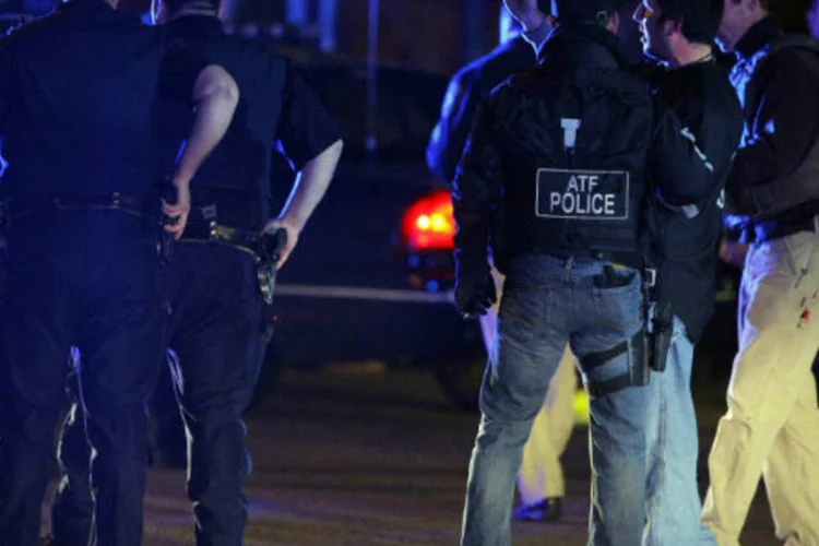 
	Policiais perseguem suspeito dos atentados de Boston em Watertown:&nbsp;nesta sexta, policiais fortemente armada com fuzis de assalto tomaram as ruas do bairro.
 (REUTERS/Brian Snyder)