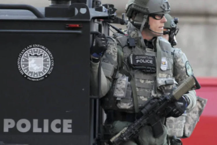 Policiais da SWAT patrulham área após explosões perto da linha de chegada da Maratona de Boston  (REUTERS / Neal Hamberg)