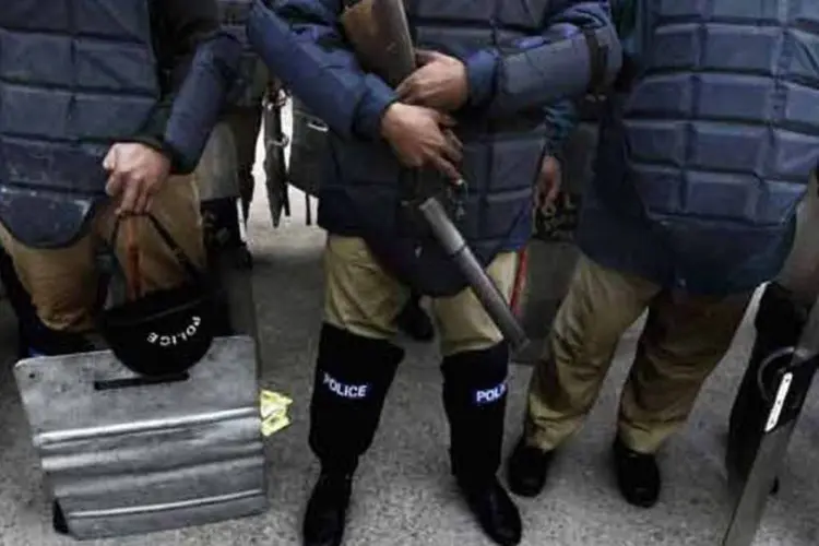 
	Pol&iacute;cia no Paquist&atilde;o:&nbsp;a explos&atilde;o foi causada por uma bomba colocada em um ve&iacute;culo e ativada por controle remoto.
 (Zohra Bensemra / Reuters)