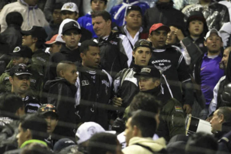 Membros da polícia da Bolívia são vistos em meio a torcedores do Corinthians após uma explosão que matou um torcedor de 14 anos, durante partida da Libertadores  ( REUTERS / Daniel Rodrigo)