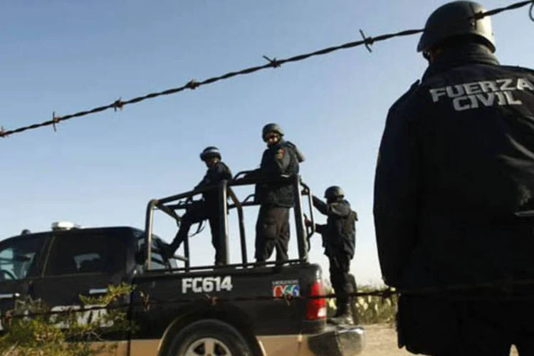 
	Policiais mexicanos: Segundo as den&uacute;ncias, os l&iacute;deres da seita &quot;cobravam diversas quantidades de dinheiro atrav&eacute;s do que denominavam &#39;pagamento de d&iacute;zimo&#39;&quot;
 (AFP/ Julio Cesar Aguilar)