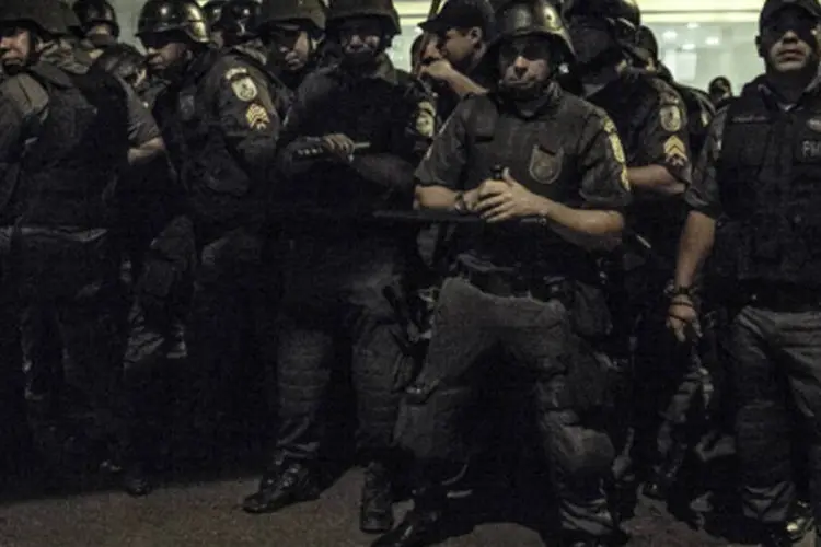 
	Policiais no Rio de Janeiro: na quarta-feira, o batalh&atilde;o recuou ap&oacute;s o primeiro enfrentamento e s&oacute; protegeu das depreda&ccedil;&otilde;es e saques o quarteir&atilde;o do pr&eacute;dio onde mora o governador
 (GettyImages)