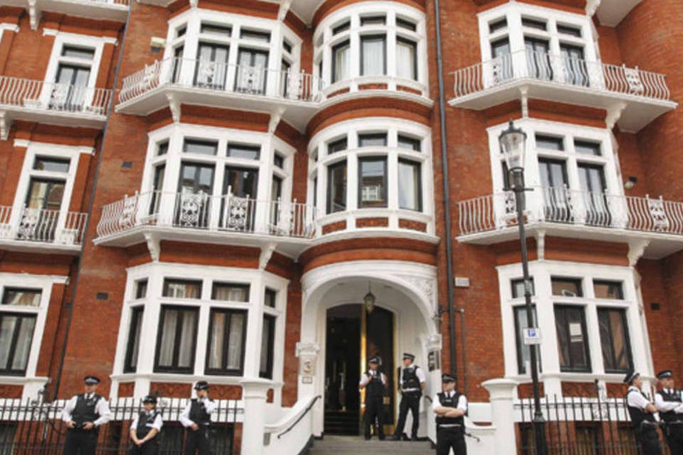 Caso Assange: embaixada do Equador continua vigiada