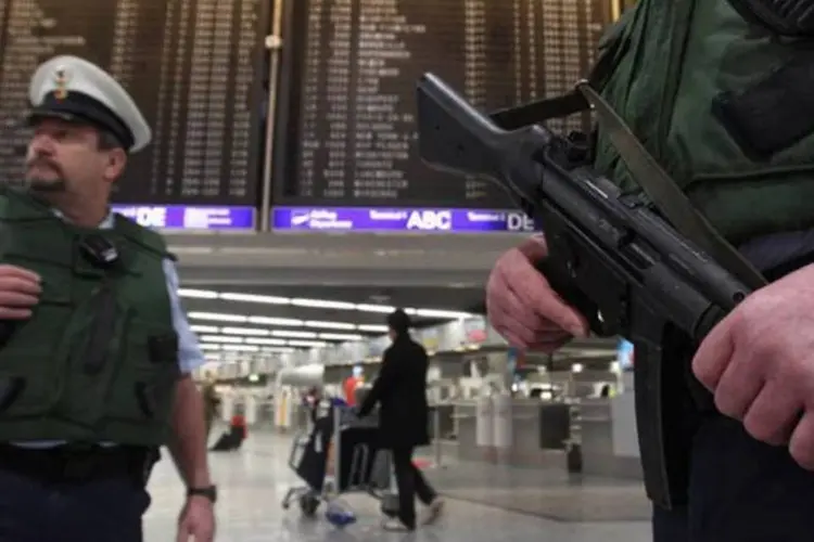 
	Policiais no aeroporto de Frankfurt: o cidad&atilde;o alem&atilde;o, identificado como Tarik Suleyman, foi detido na quinta-feira
 (Alex Grimm/Getty Images)