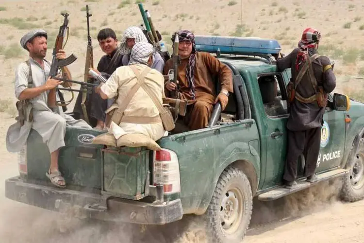 
	Policiais do Afeganist&atilde;o: os talib&atilde;s sequestraram os hazaras quando o grupo viajava por um trecho inseguro, dois dias ap&oacute;s capturar outros 200 viajantes em uma prov&iacute;ncia
 (REUTERS/Stringer)
