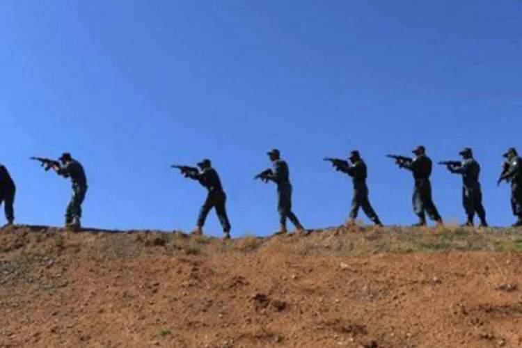 
	Policiais afeg&atilde;os durante opera&ccedil;&atilde;o na prov&iacute;ncia de Herat: a prov&iacute;ncia &eacute; considerada uma das mais tranquilas na regi&atilde;o oeste do pa&iacute;s
 (Aref Karimi/AFP)