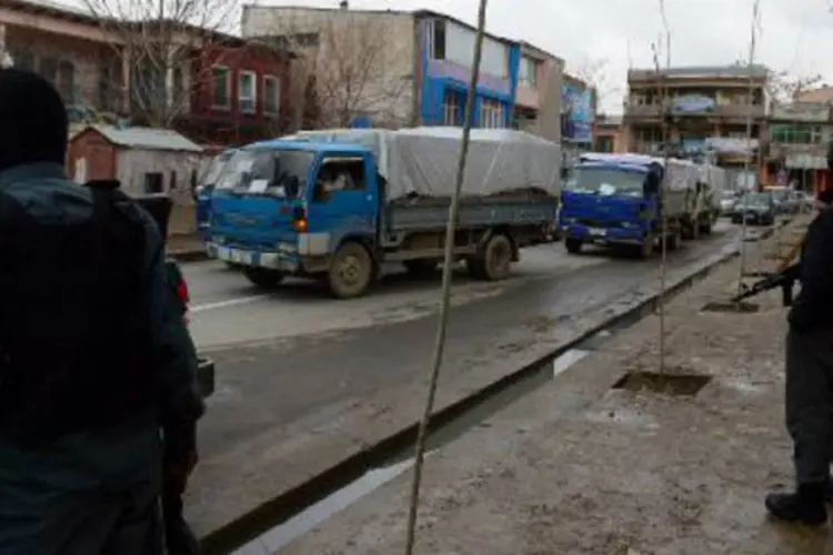 Policiais montam guarda enquanto caminhões passam por Cabul, no Afeganistão: ataque aconteceu dentro de uma delegacia, segundo porta-voz (Wakil Kohsar/AFP)