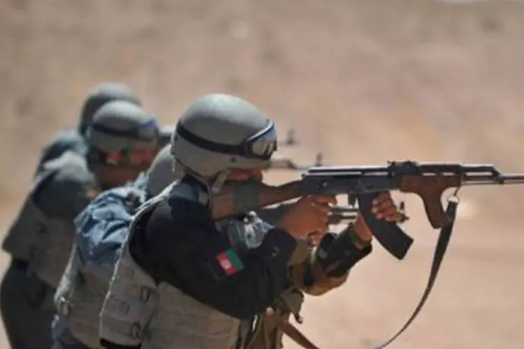 
	Policiais afeg&atilde;os participam de treinamento em acampamento do ex&eacute;rcito americano na prov&iacute;ncia de Helmand
 (Adek Berry/AFP)