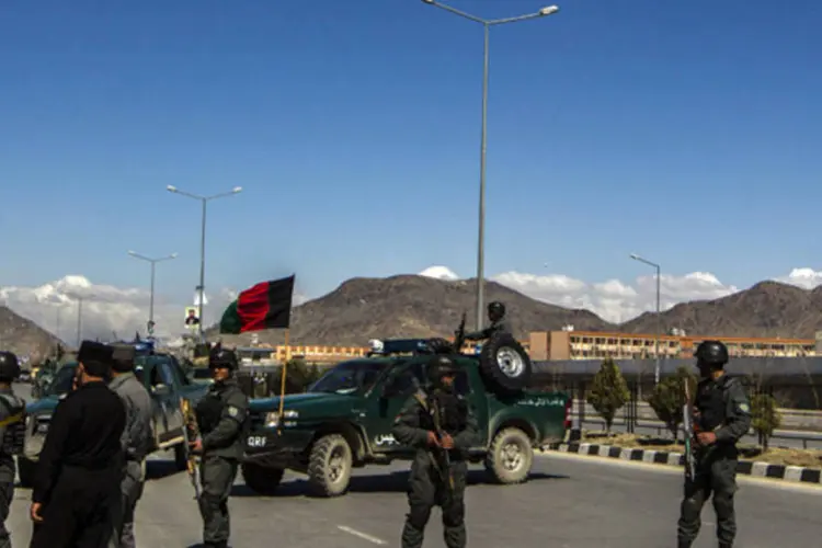 
	Policiais afeg&atilde;os: Sagin tem enfrentado batalhas frequentes entre o Taleban e for&ccedil;as do governo
 (Zohra Bensemra/Reuters)