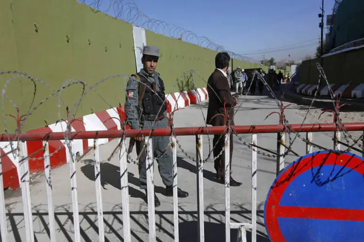 Policiais afegãos: militantes assumiram a responsabilidade por dois dos ataques que mataram os policiais (Omar Sobhani/Reuters)
