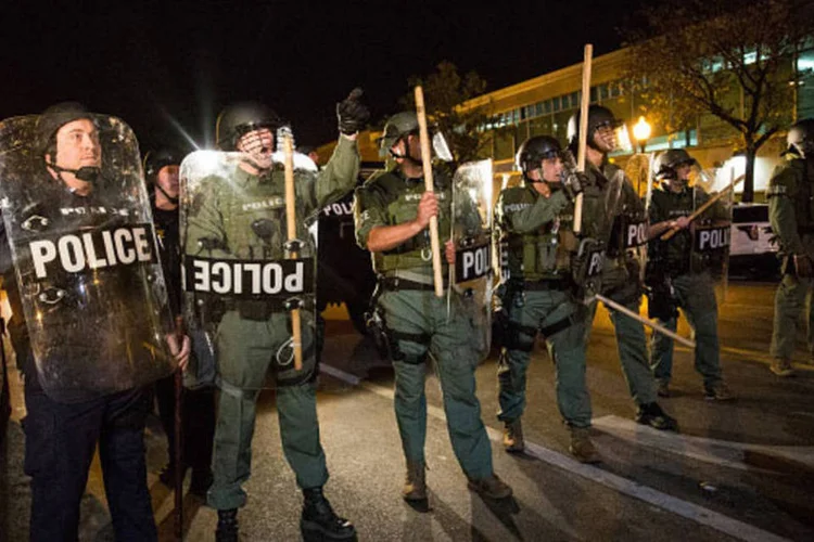
	Pol&iacute;cia: nos Estados Unidos, um crime de &oacute;dio ocorre quando uma pessoa ataca outra por sua ra&ccedil;a, religi&atilde;o, nacionalidade, orienta&ccedil;&atilde;o sexual ou defici&ecirc;ncia
 (Getty Images)