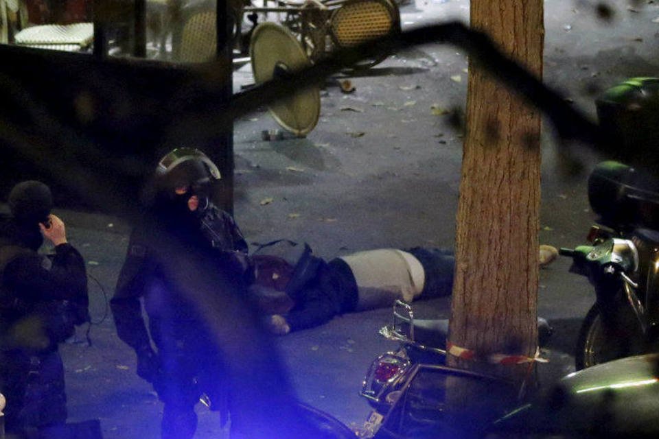 Policial afirma que ocorreu "carnificina" em teatro de Paris