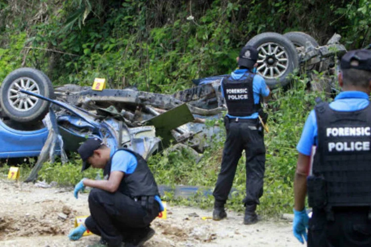 Policiais inspecionam carro após atentado: atentados com armas leves, assassinatos e ataques com explosivos nas províncias de Pattani e Yala se repetem quase diariamente (Surapan Boonthanom/Reuters)