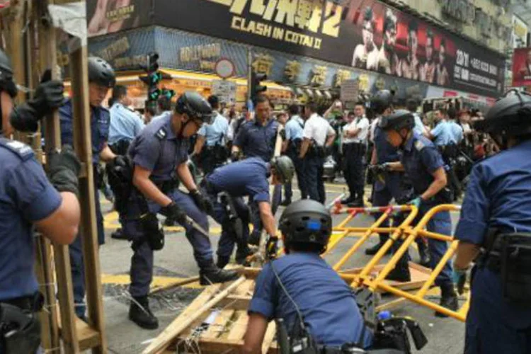 Policiais retiram barricadas do movimento pró-democracia no distrito de Mongkok, em Hong Kong (Philippe Lopez/AFP)