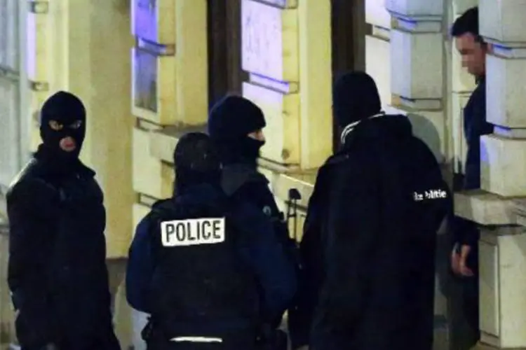 
	Policiais belgas em Verviers: entre tr&ecirc;s presos, est&aacute; sobrevivente da a&ccedil;&atilde;o policial em Verviers
 (Bruno Fahy/AFP)