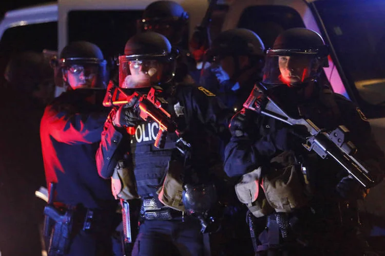 Policiais em manifestação em Berkeley: erca de 750 manifestantes lotaram viadutos de rodovias em duas localidades de Berkeley (Stephen Lam/Reuters)