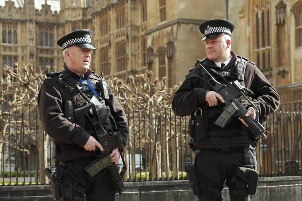 Polícia britânica prende 5 em investigação de terrorismo