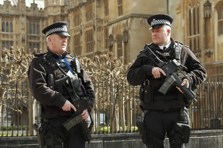 
	Pol&iacute;cia brit&acirc;nica: o governo disse que 1,5 mil policiais das for&ccedil;as desarmadas na Inglaterra e no Pa&iacute;s de Gales v&atilde;o receber forma&ccedil;&atilde;o especializada
 (Eddie Keogh / Reuters)
