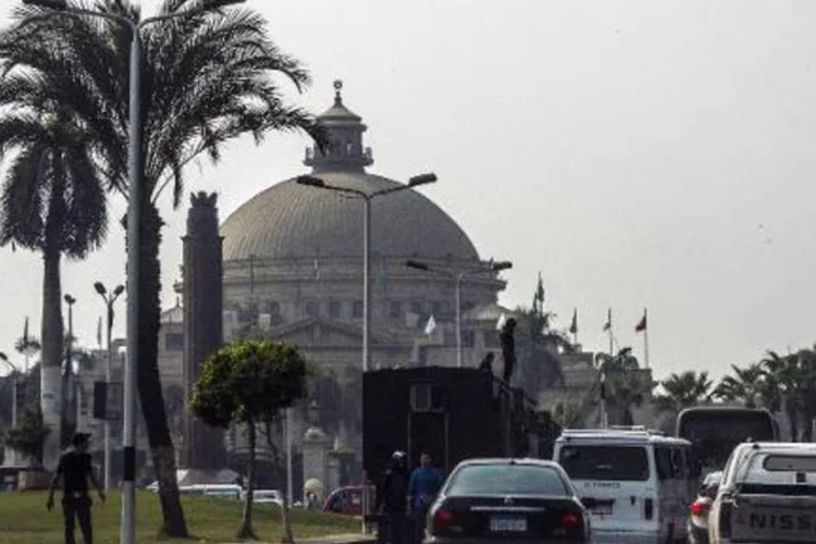Policiais montam guarda em frente à Universidade do Cairo (Khaled Desouki/AFP)