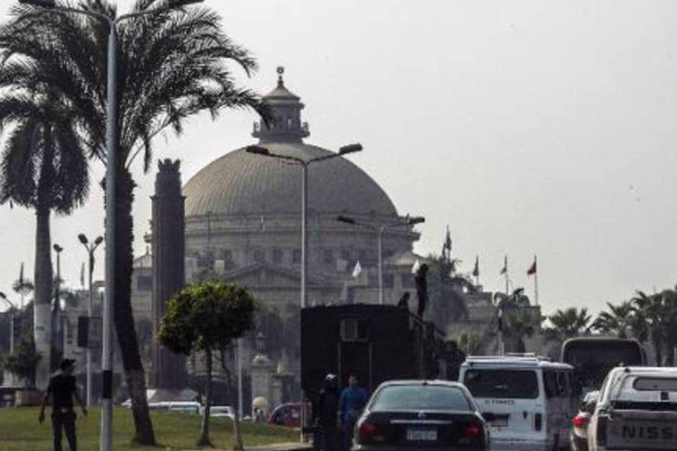 Bomba explode em frente à Universidade do Cairo