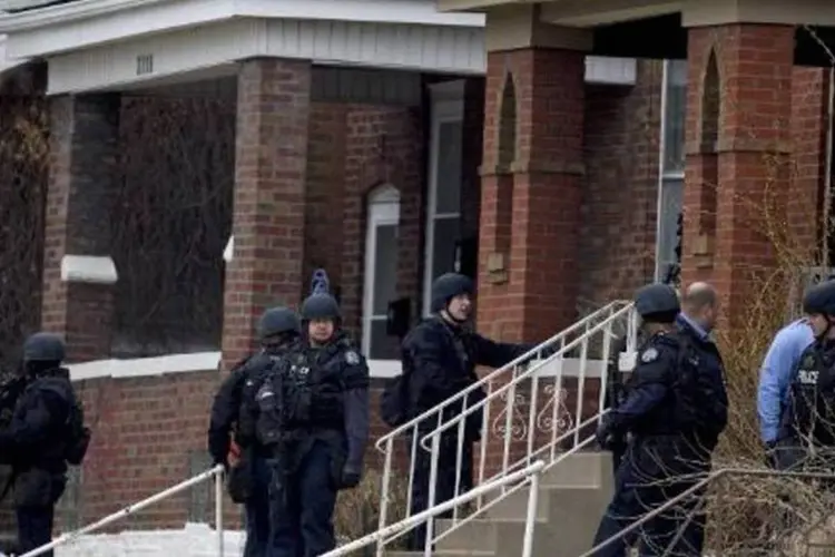 
	Missouri: policiais em uma casa de St. Louis investigam morte de jovem negro
 (AFP/Whitney Curtis)