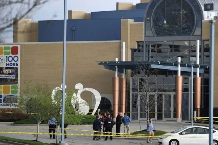 Policiais em local onde ocorreu ataque a centro judaico> ataques começaram por volta das 13h no Centro Comunitário Judaico da Região Metropolitana de Kansas City, em Overland Park (Dave Kaup/Reuters)