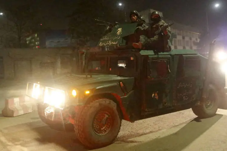 
	Policiais do Afeganist&atilde;o: o n&uacute;mero de norte-americanos mortos no ataque ainda n&atilde;o &eacute; confirmado
 (Omar Sobhani/ Reuters)