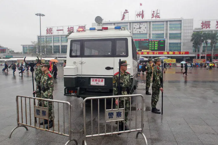 Policiais em frente a uma estação de trem na cidade de Guangzhou, no sudeste da China, após ataque com faca (Alex Lee/Reuters)