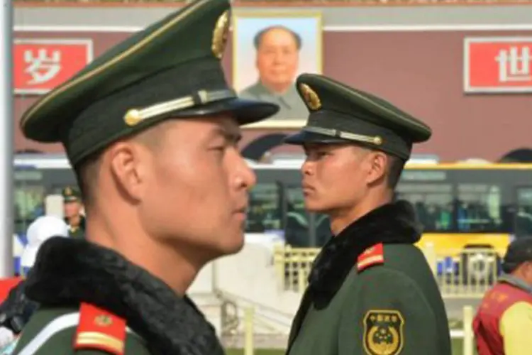 
	Policiais chineses ficam de guarda em Pequim durante o congresso do PCC: &nbsp;59,4% dos entrevistados acreditam ser problem&aacute;tico o poder &quot;sem restri&ccedil;&atilde;o&quot; de seus dirigentes
 (Mark Ralston/AFP)