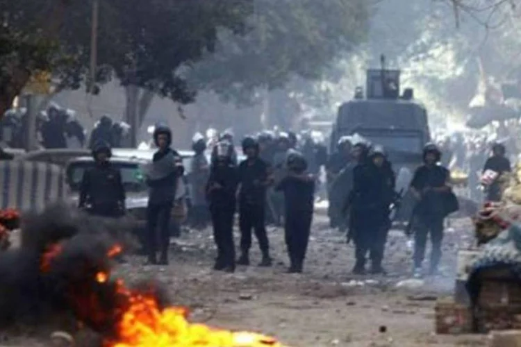 Policiais enfrentam manifestantes no Cairo: partido do governo pede mudanças a Mubarak (Khaled Desouki/AFP)