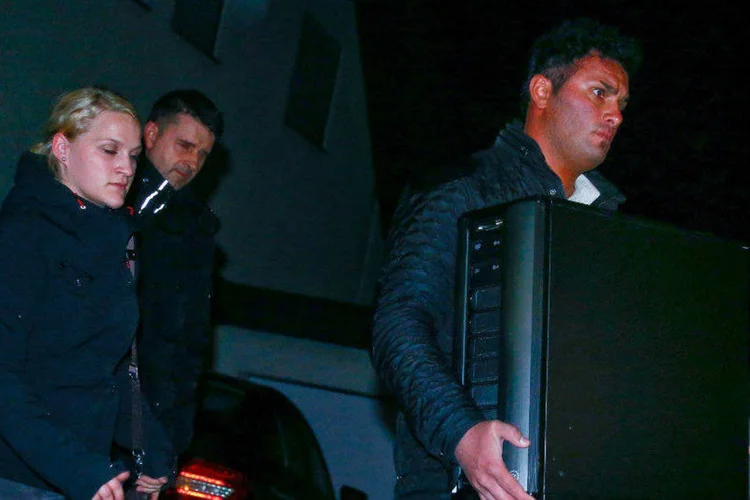 
	Policiais alem&atilde;es levam computador de casa dos pais do copiloto Andreas Lubitz
 (Ralph Orlowski/Reuters)
