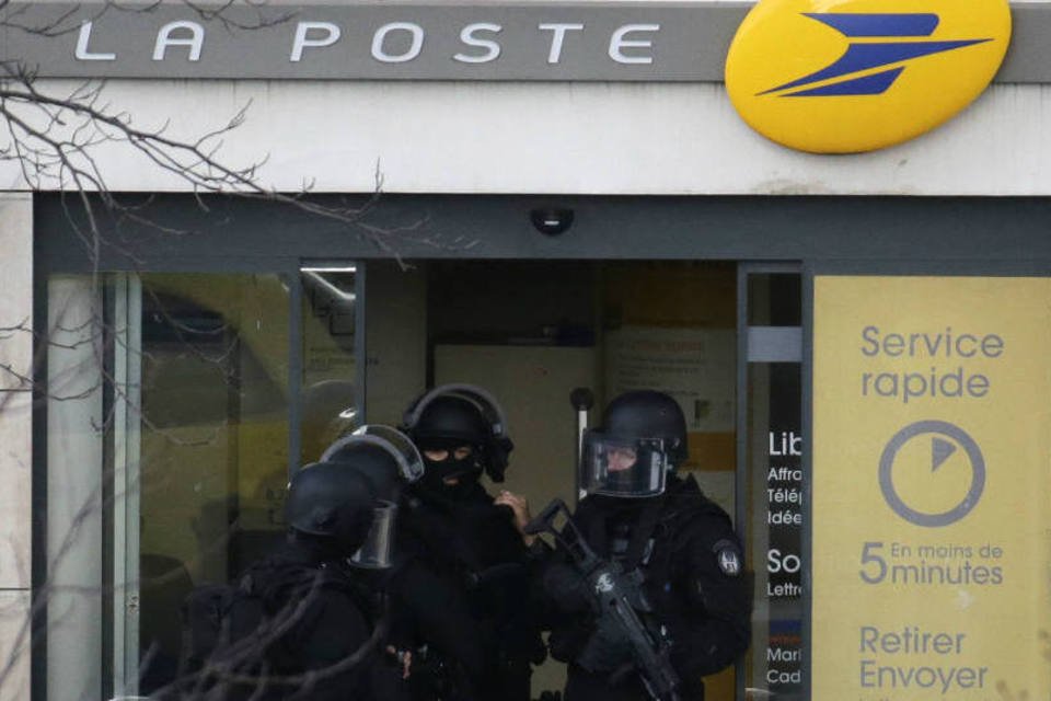 Homem que fez reféns perto de Paris se entrega à Polícia