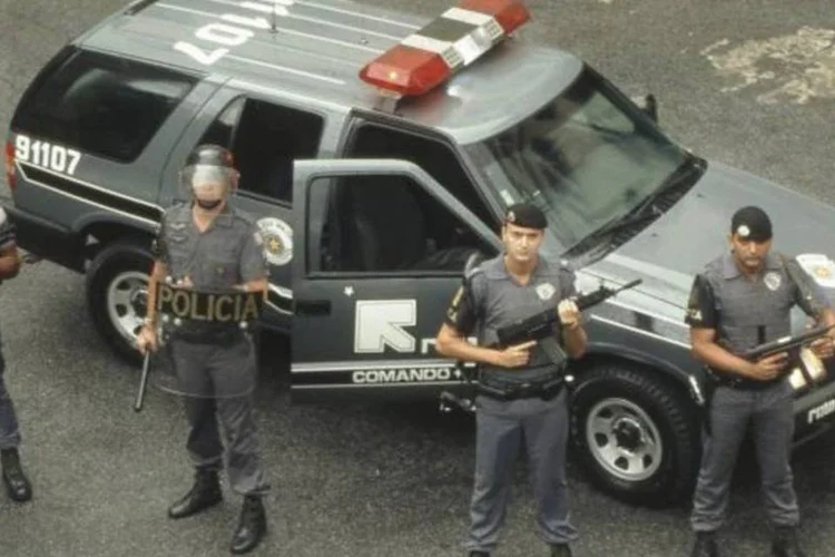 
	Viatura e policiais da Rota, da PM de S&atilde;o Paulo: A dire&ccedil;&atilde;o da Pol&iacute;cia Militar disse desconhecer o que os agentes assassinados faziam no local na noite de quarta-feira
 (Claudio Rossi/Veja)