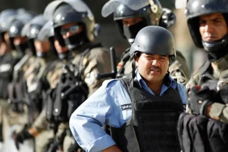 Policiais da tropa de choque em Bagdá, no Iraque: país teve combates que terminaram com cinco soldados mortos (Mohammed Ameen/Reuters)